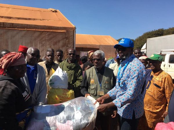 Zambian High Commissioner in Malawi donates to Dzakeka refugee camp.